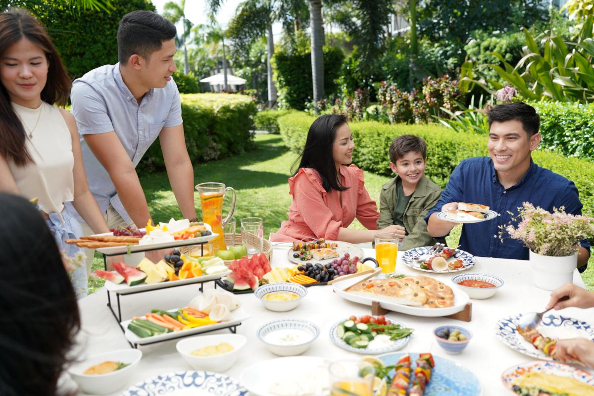 A family enjoying a meal on the condominium's facilities